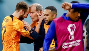 Daley Blind comemora seu gol com o pai, Danny, integrante da comissão técnica holandesa (Twitter/FIFA).