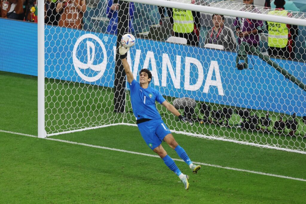 Bounou faz bela defesa em chute de João Félix. (Twitter/FIFA)