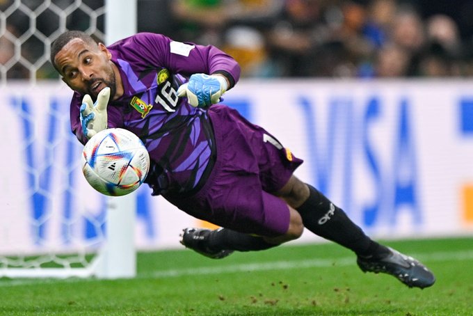 Goleiro Epassy fez grandes defesas e foi o destaque da vitória camaronesa sobre o Brasil (Twitter/FIFA).