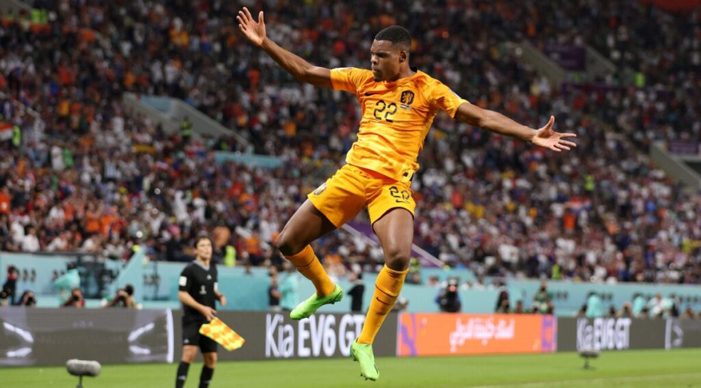 Dumfries, destaque do jogo, celebra o terceiro gol holandês (Twitter/FIFA).