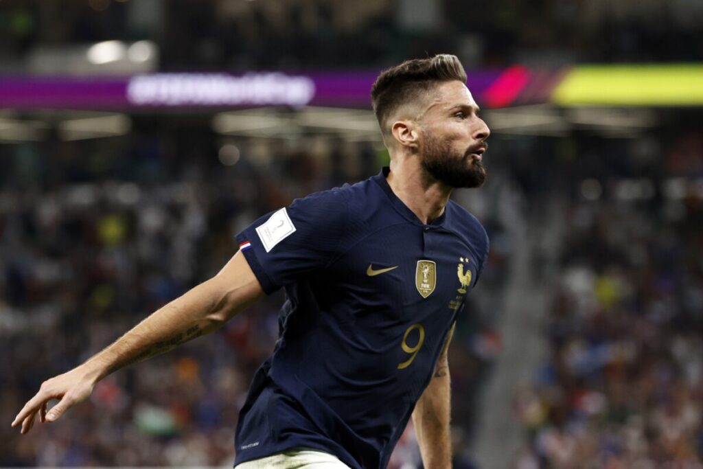 Giroud corre para comemorar seu gol histórico (Twitter/FIFA).