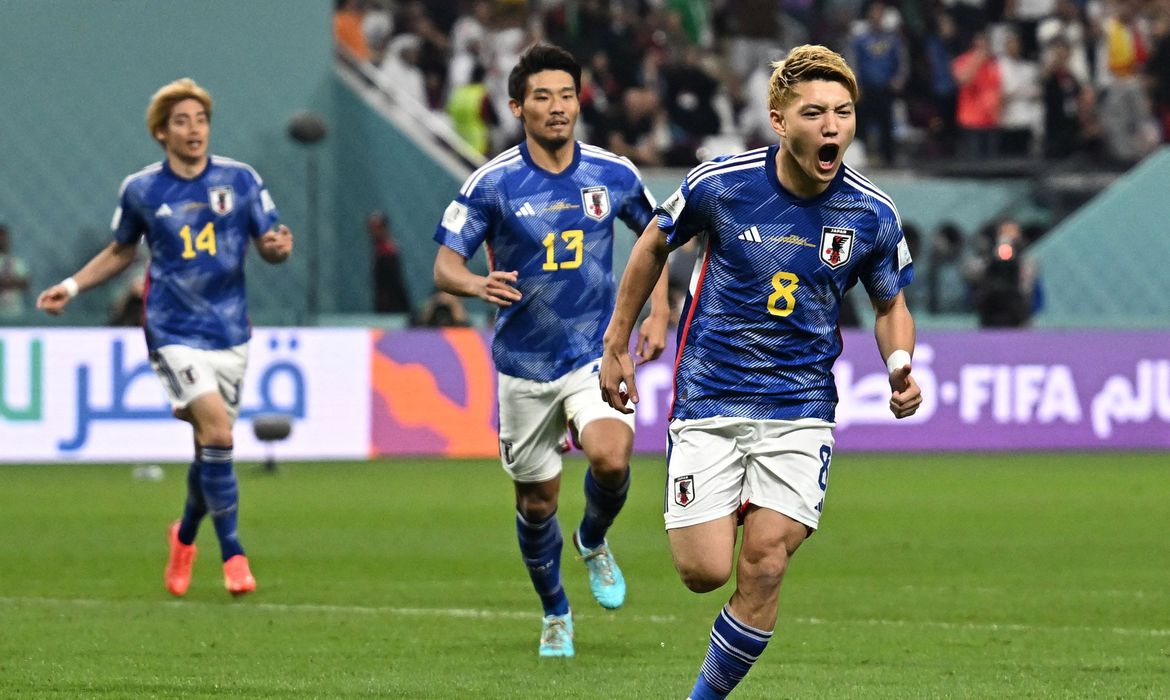 Samurais Azuis comemoram gol diante da Espanha (REUTERS).