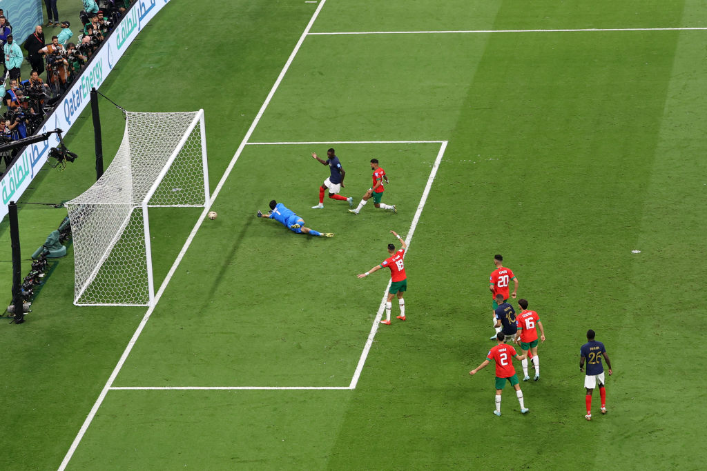 Kolo Muani empurra a bola para o fundo das redes e sela a classificação francesa. (Twitter/FIFA)