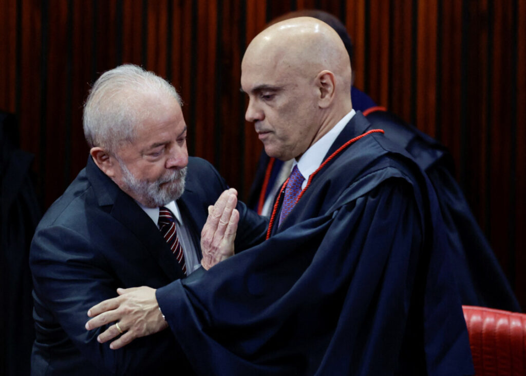 Lula e Moraes se cumprimentam em cerimônia de diplomação. (REUTERS)