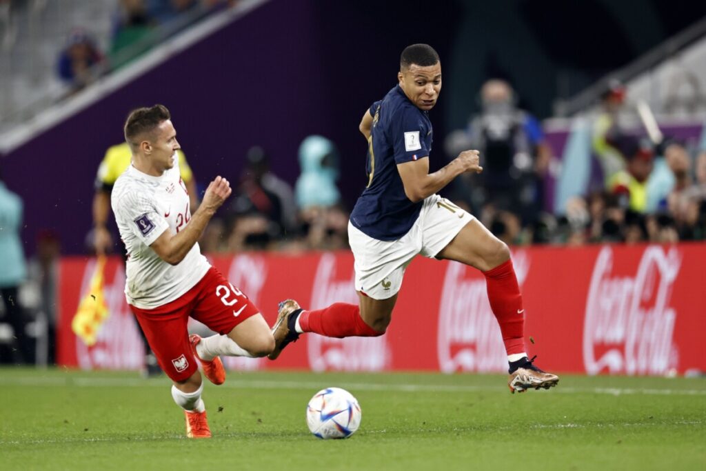 Arrancadas de Mbapé deixavam os defensores poloneses para trás com facilidade (Twitter/FIFA).