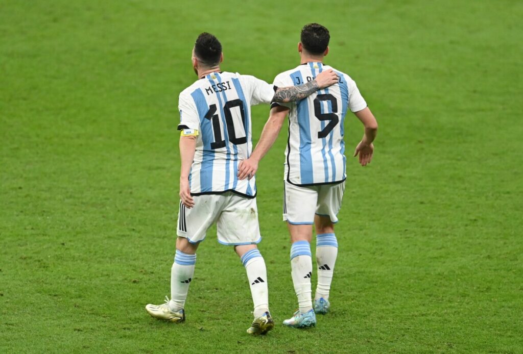 Messi e Alvarez comemoram o terceiro gol argentino. (Twitter/FIFA)