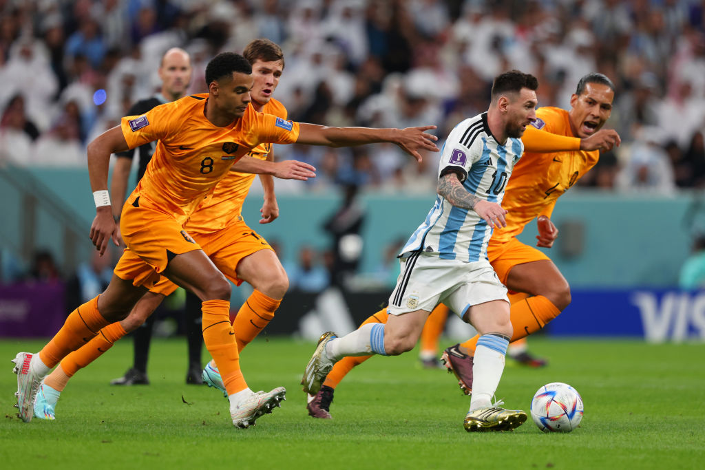 Messi deu assistência mágica para o primeiro gol argentino. (Twitter/FIFA)