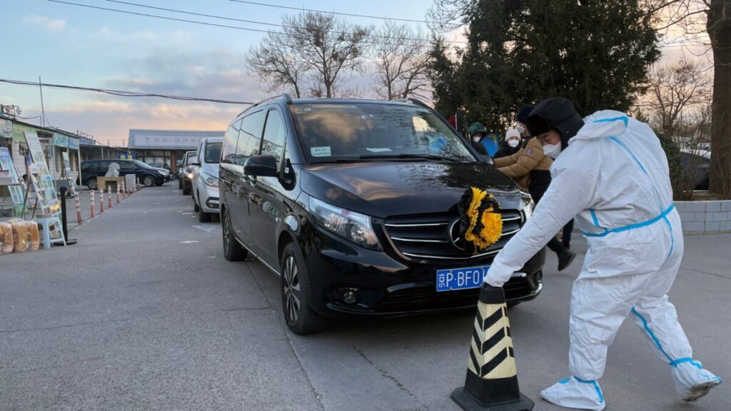 Carro funerário do lado de fora de funerária em Pequim. (REUTERS)
