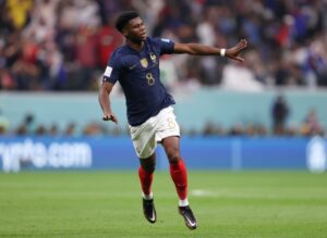 ...e comemora! (Fotos: Twitter/FIFA)