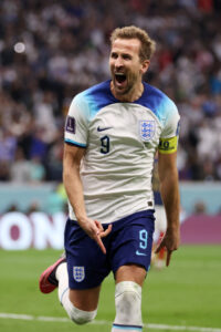 ...e corre para o abraço! (Fotos: Twitter/FIFA).