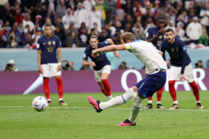 Kane bate o pênalti...