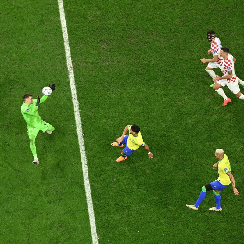 Paquetá tenta encobrir Livakovic. (Twitter/FIFA)