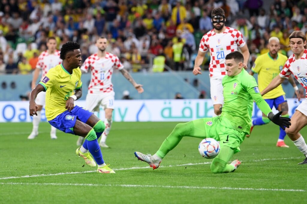 Vini Jr para em Livakovic. (Twitter/FIFA)