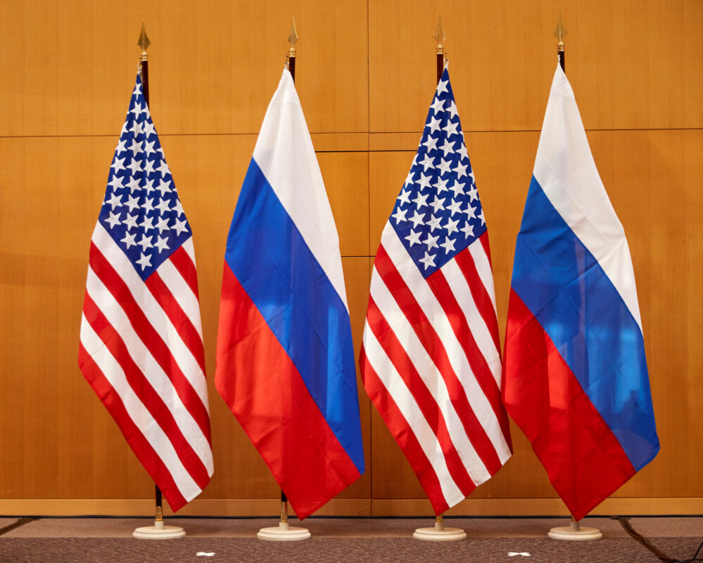 Bandeiras dos Estados Unidos e da Rússia
