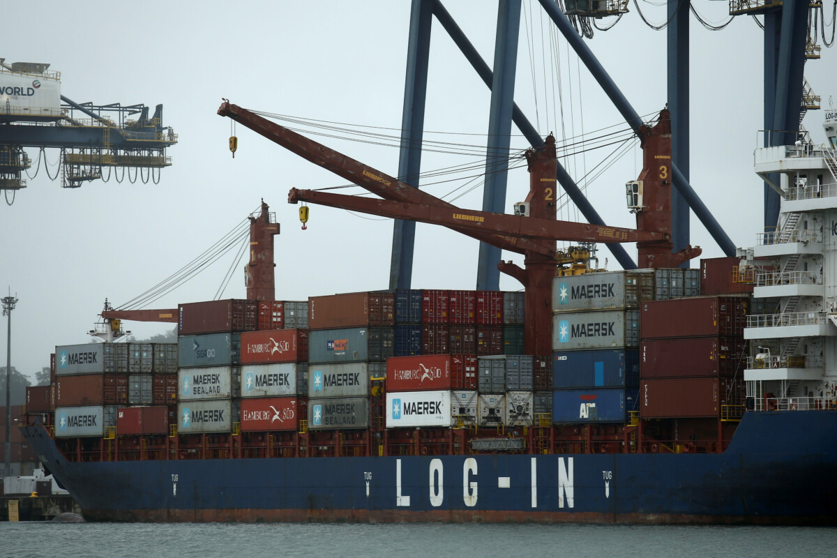 Navio é carregado em terminal do Porto de Santos