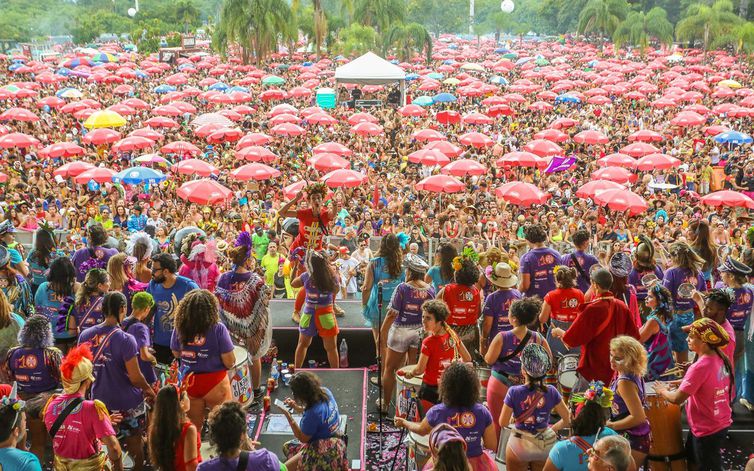 Blocos vão às ruas neste domingo