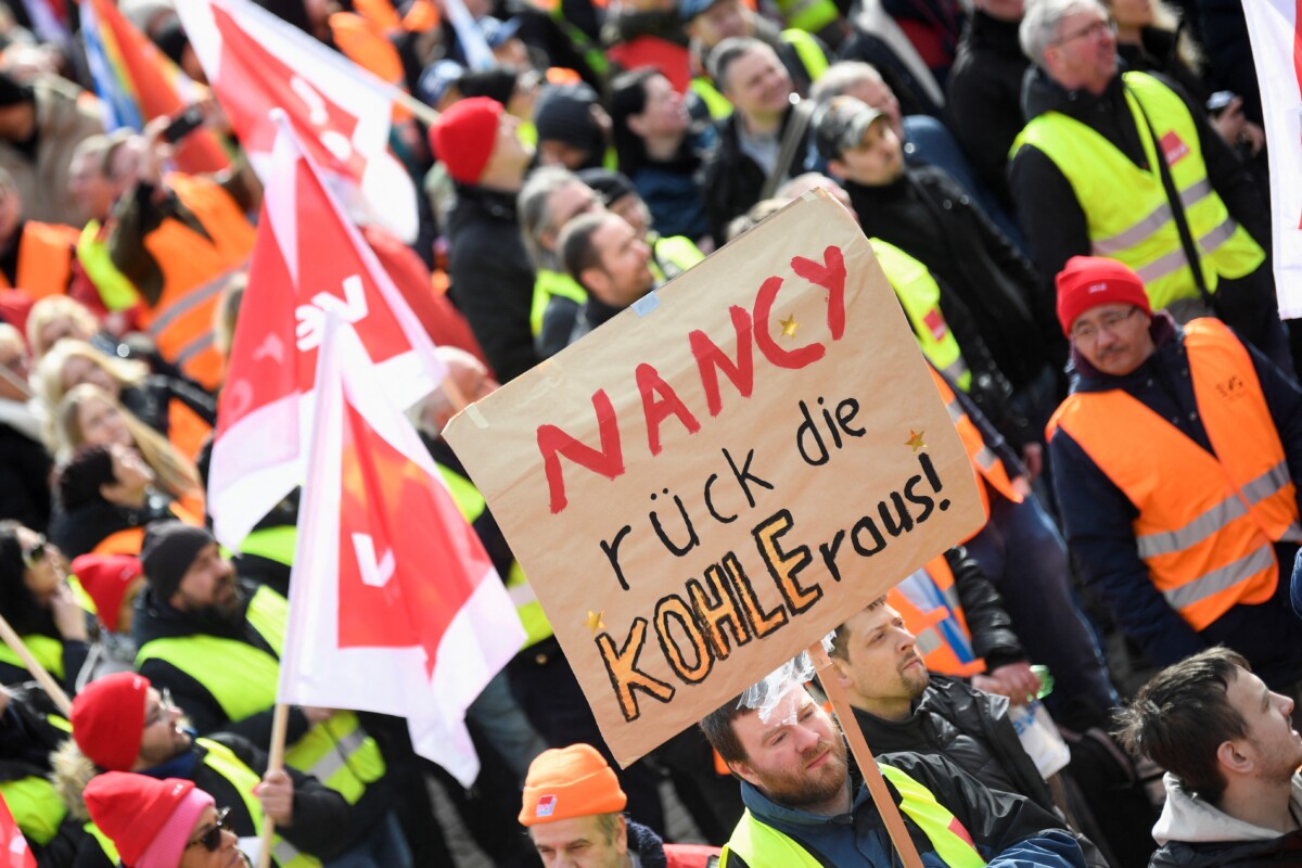Manifestante segura cartaz