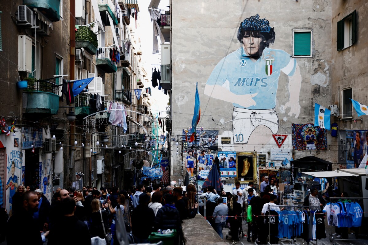 Nápoles pinta cidade de azul