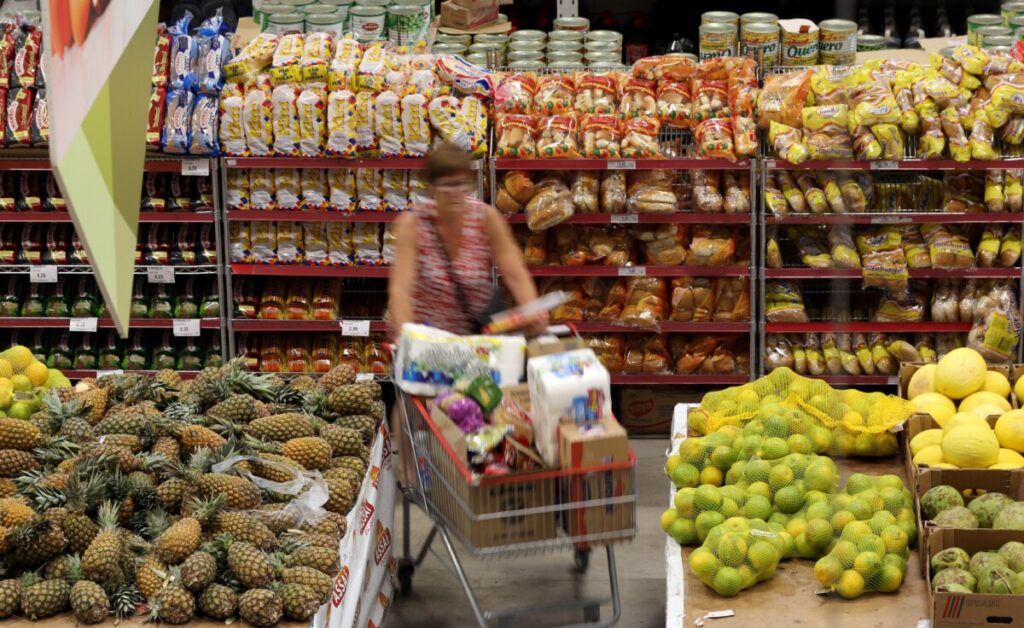 Consumidora faz compra