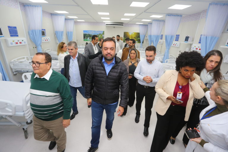 Cláudio Castro inaugurando leitos em hospitais de Duque de Caxias - Divulgação e rádio Tupi