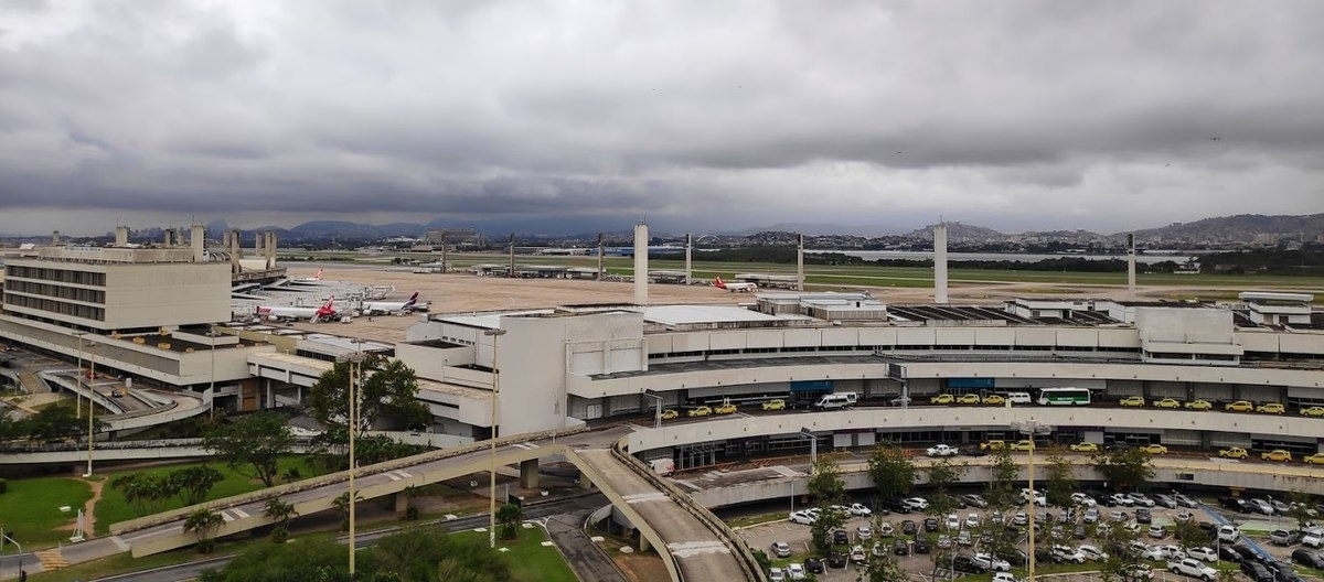 Vista externa do Aeroporto Internacional Tom Jobim (RIOgaleão) - Wikimedia